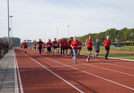 Atletiekvereniging Hanzesport viert vernieuwde baan met twee hardloopcursussen