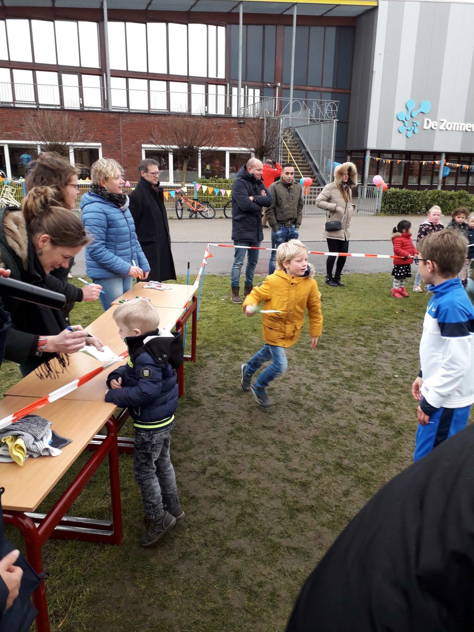 Basisschool De Zonnewende schenkt 100 fietsen aan Apeldoornse kinderen