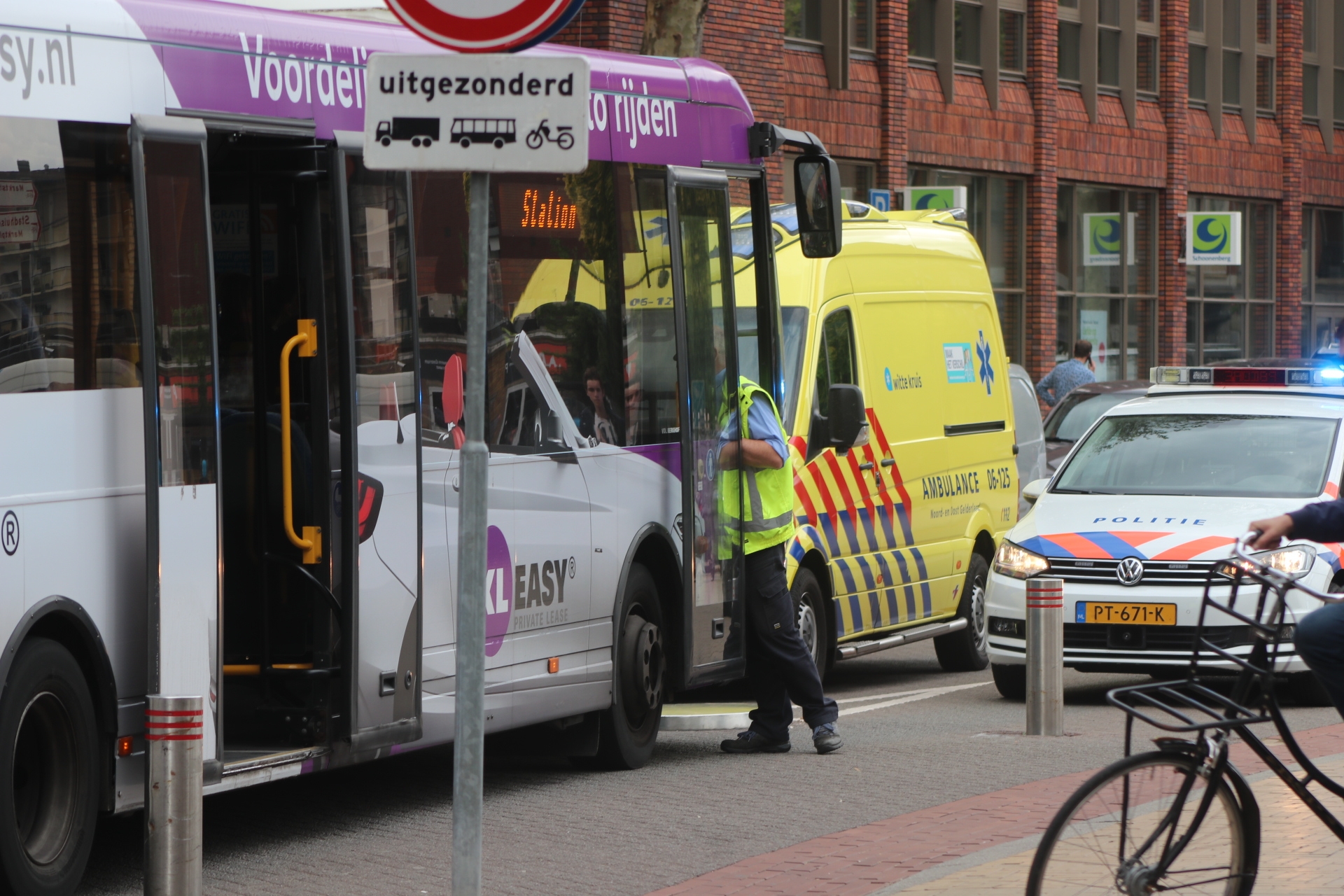 Vrouw gewond na botsing met stadsbus