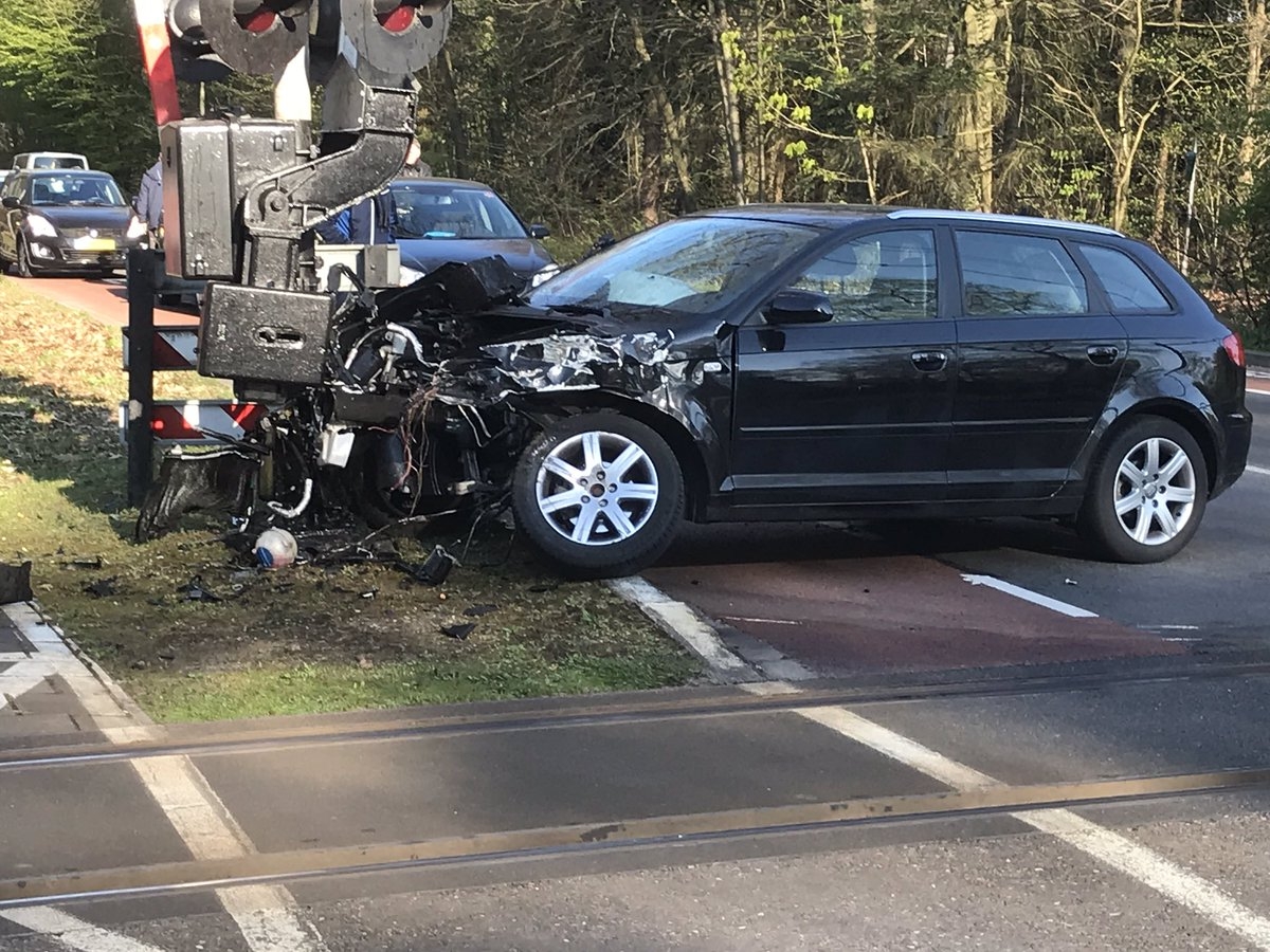 Bestuurder personenauto heeft engeltje op zijn schouder na botsing met trein