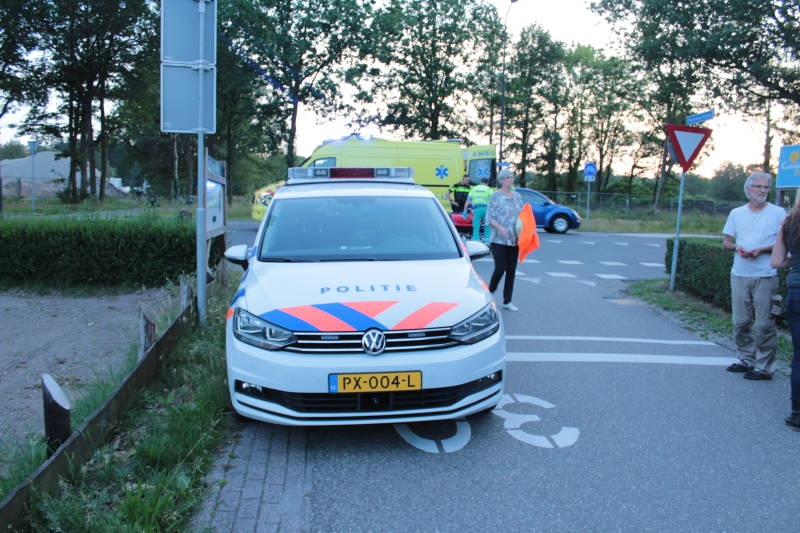 Busje raakt wielrenner