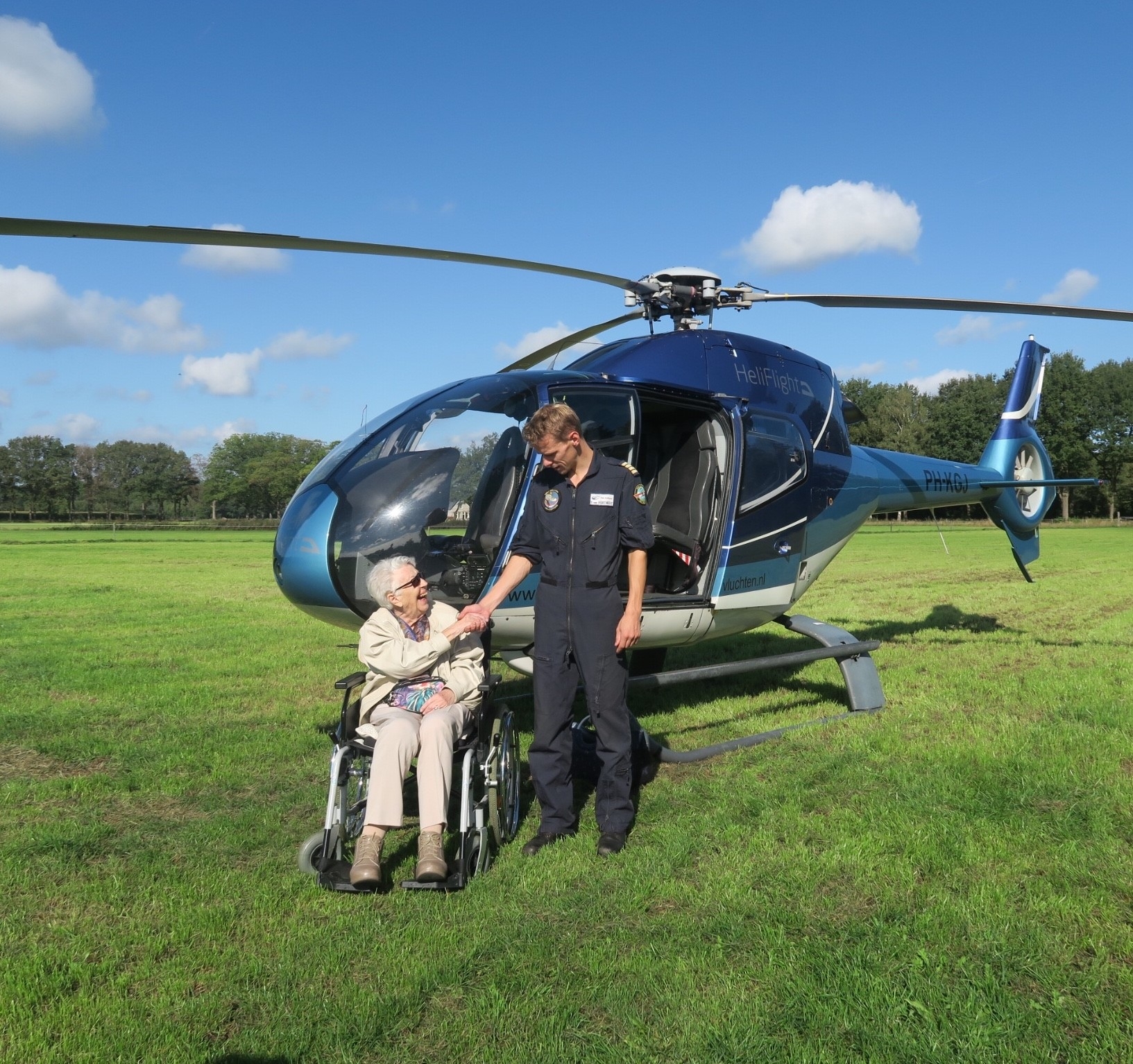 Domus Magnus vervult wens 97-jarige bewoner met helikoptervlucht