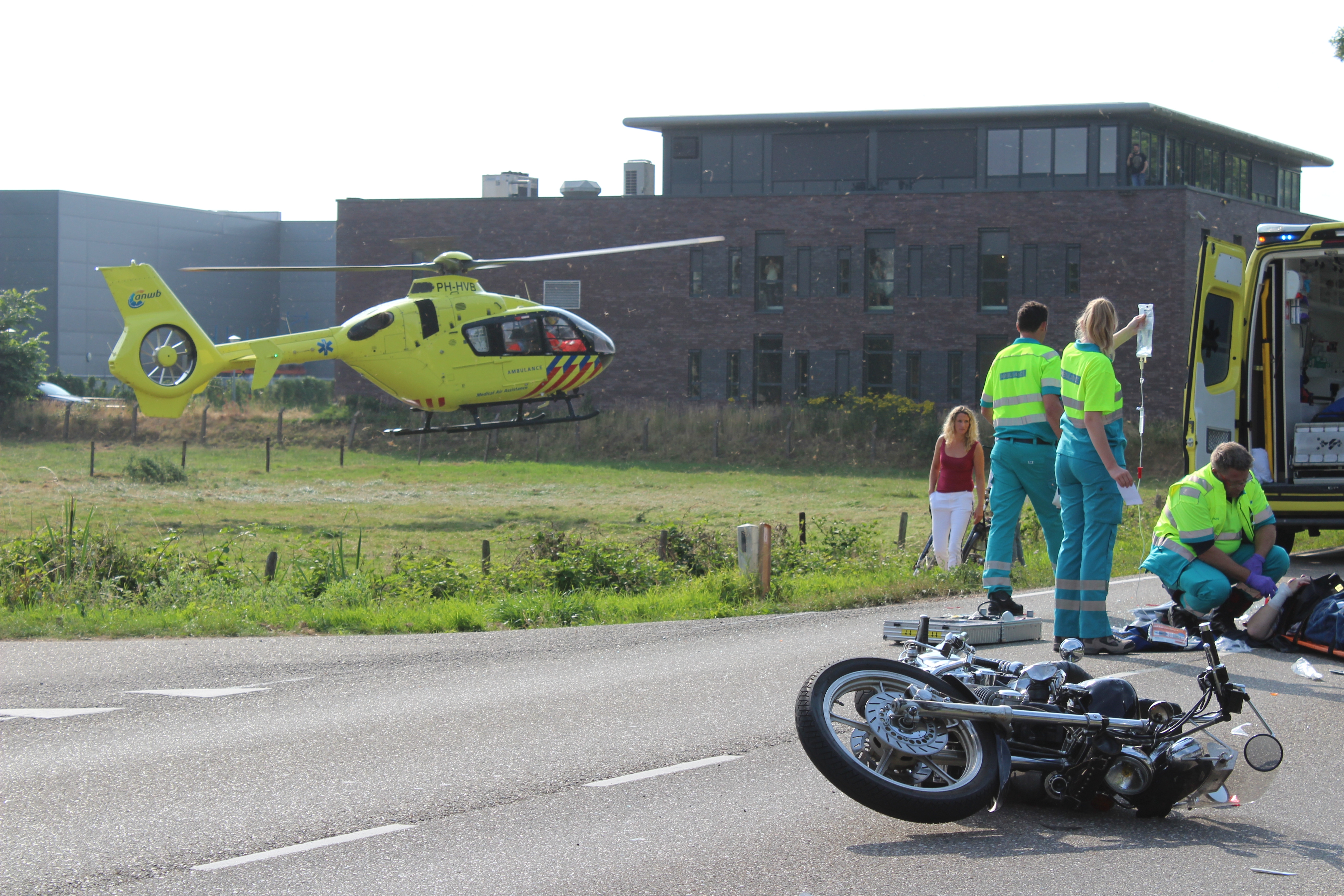 Motorrijder ernstig gewond na aanrijding in Holten