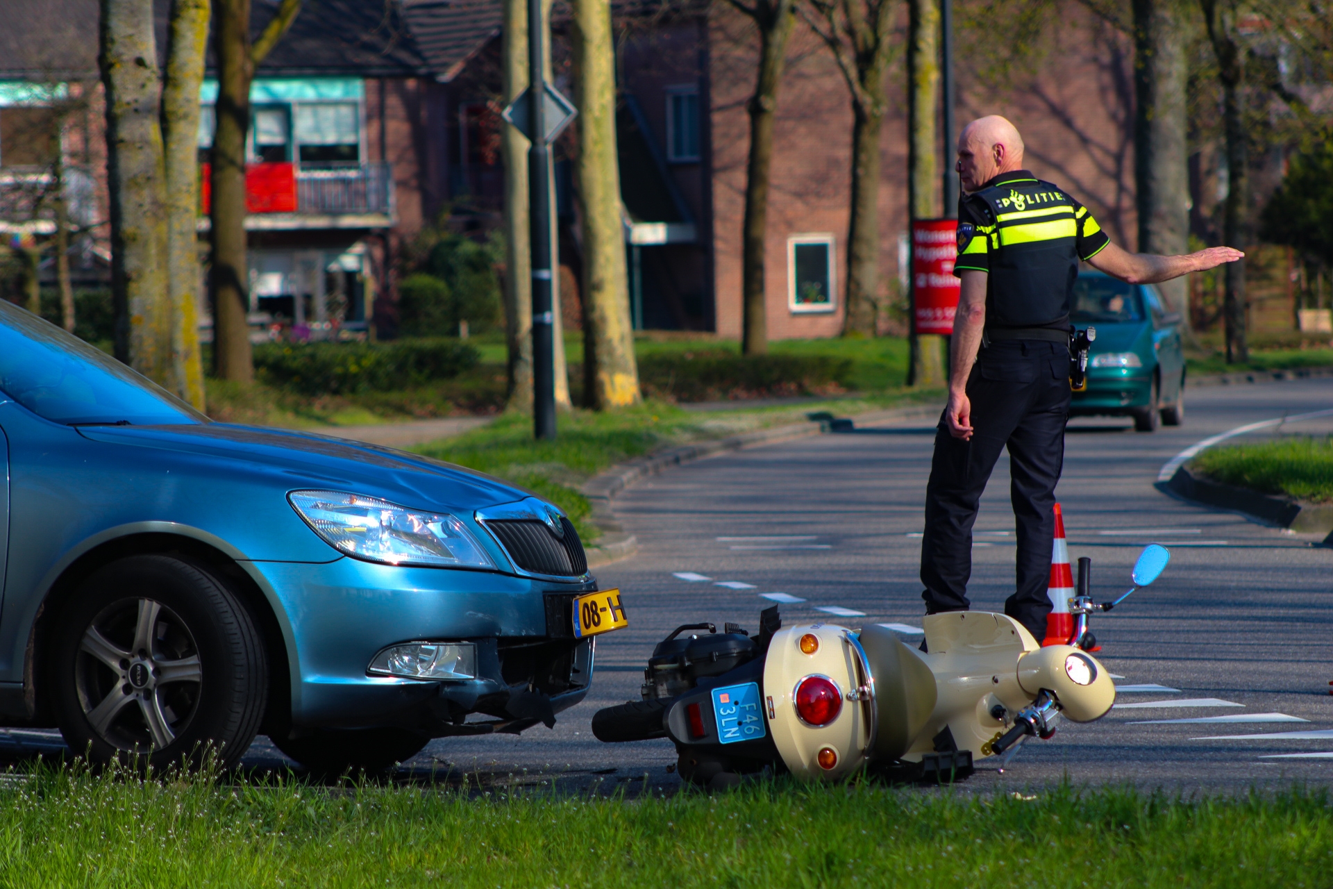 Jongen gewond na aanrijding met auto
