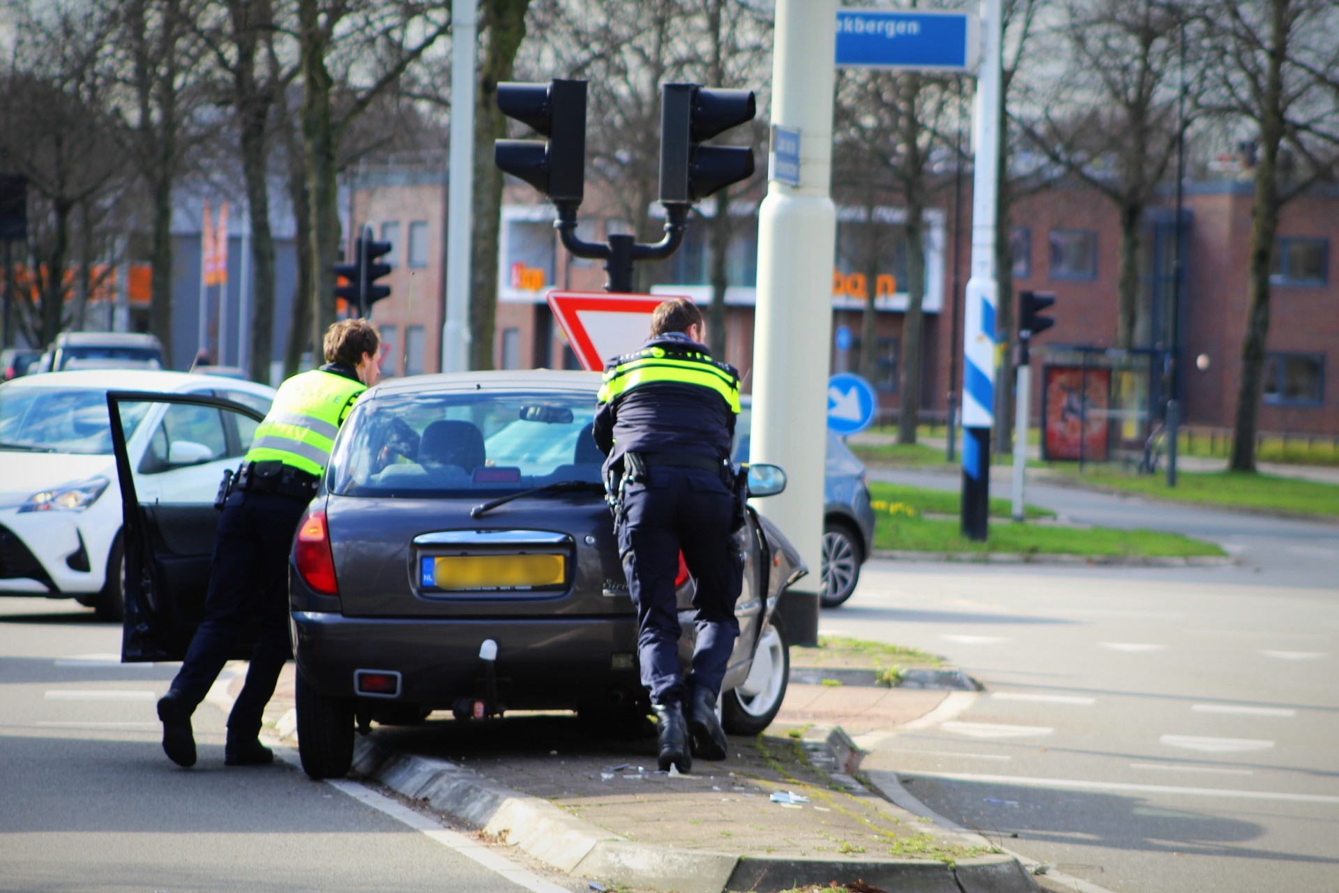 Twee lichtgewonden bij aanrijding