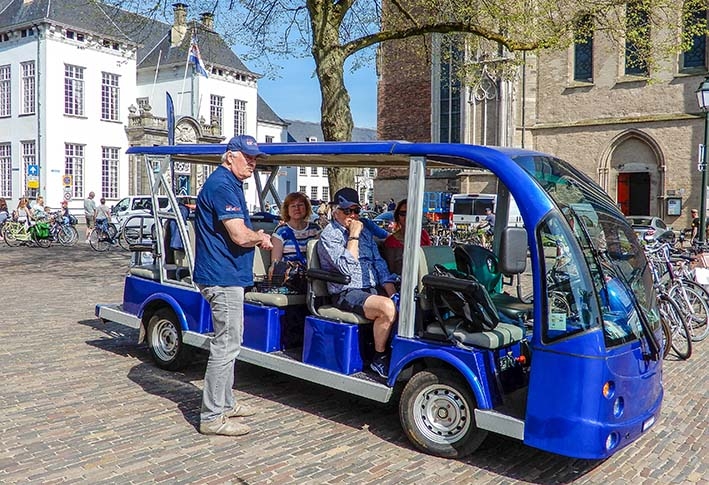 E-Bus Citytourterug in straatbeeld