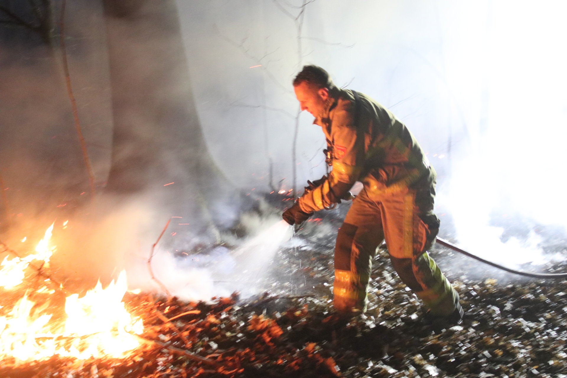 Bosbrand langs het spoor snel onder controle