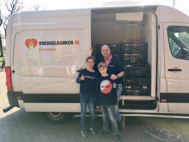 Basisschool De Vijf-er in actie voor de Voedselbank Deventer