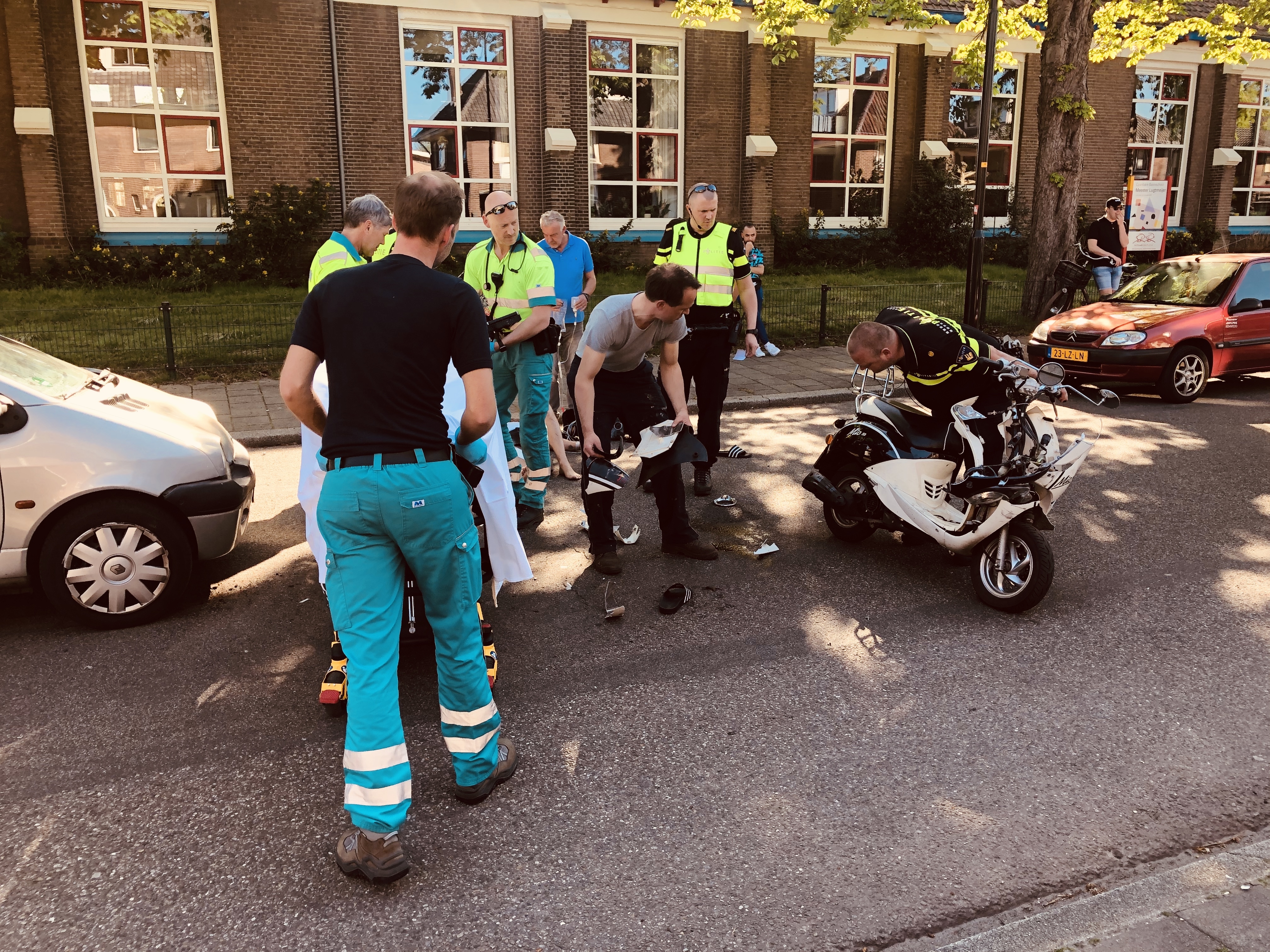 Gewonde na botsing op de 1e Wormenseweg in Apeldoorn