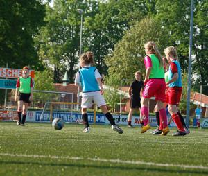 Meidenvoetbalschool naar Klarenbeek