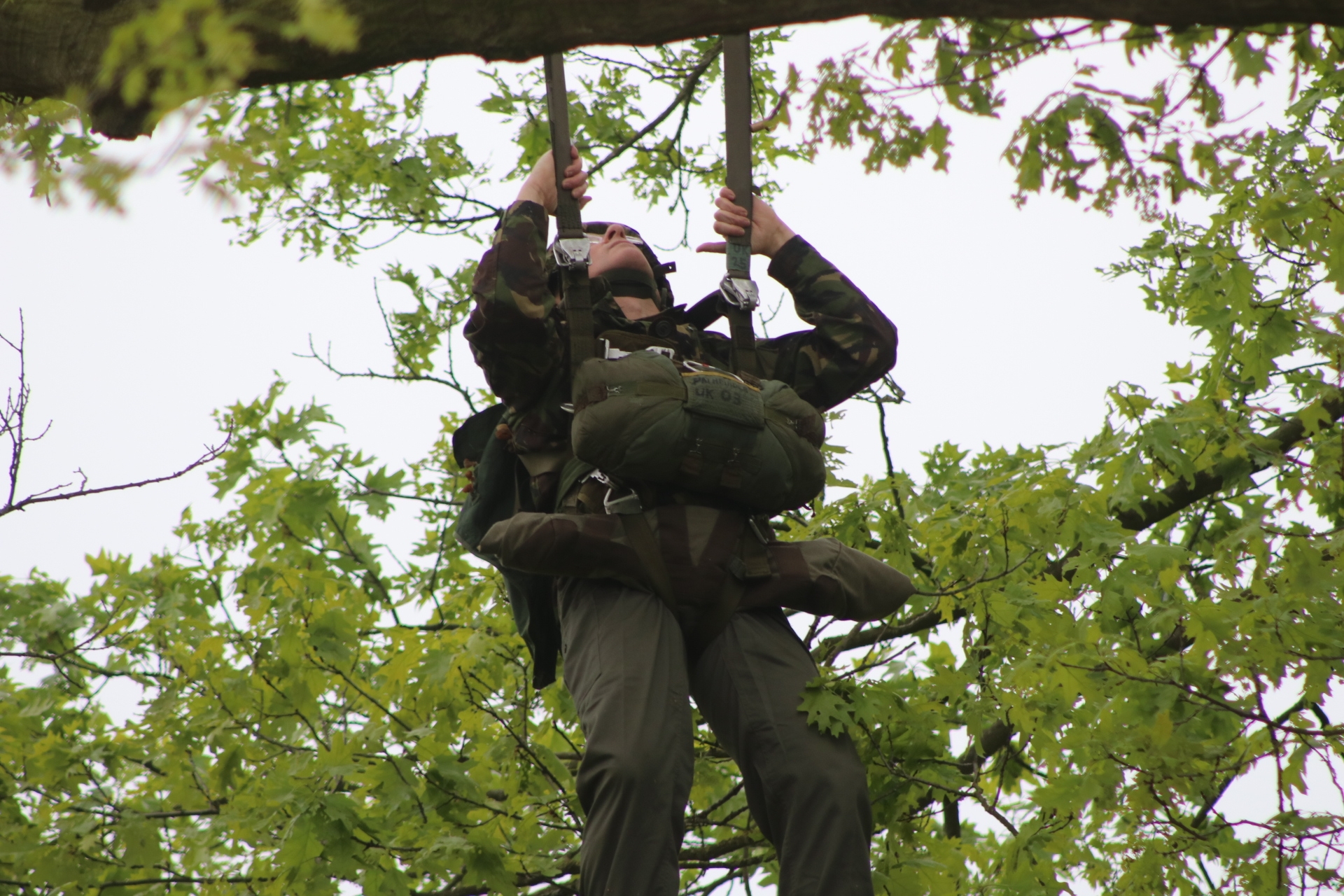 Parachutist eindigt in boom