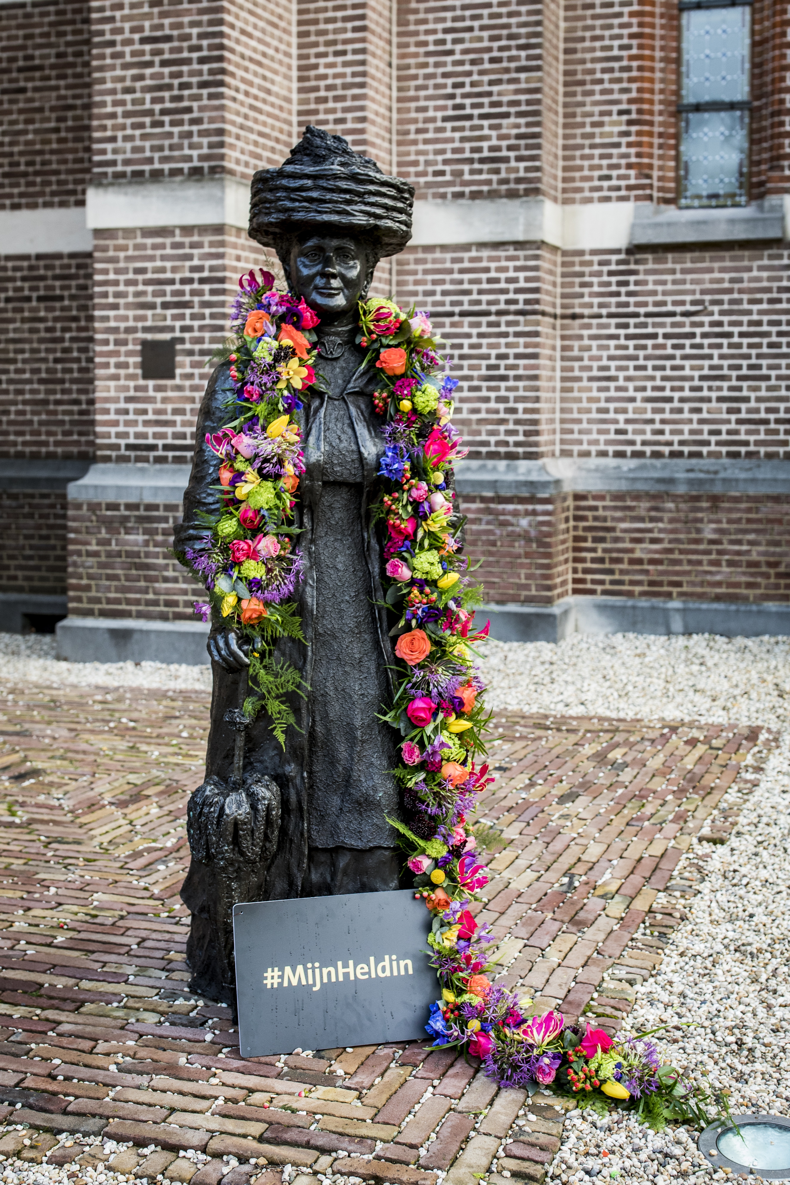 Standbeeld koningin Wilhelmina in de bloemen gezet