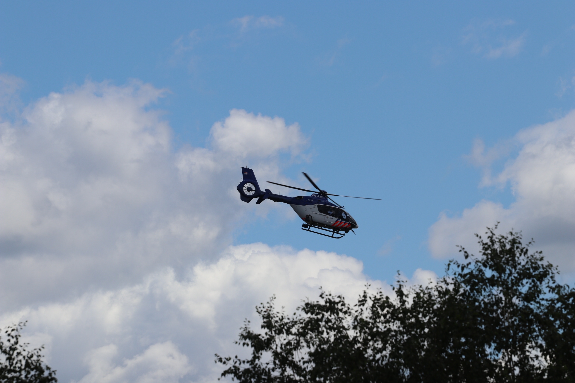 Wat doet die politiehelikopter nou boven Apeldoorn? Dit is de reden!