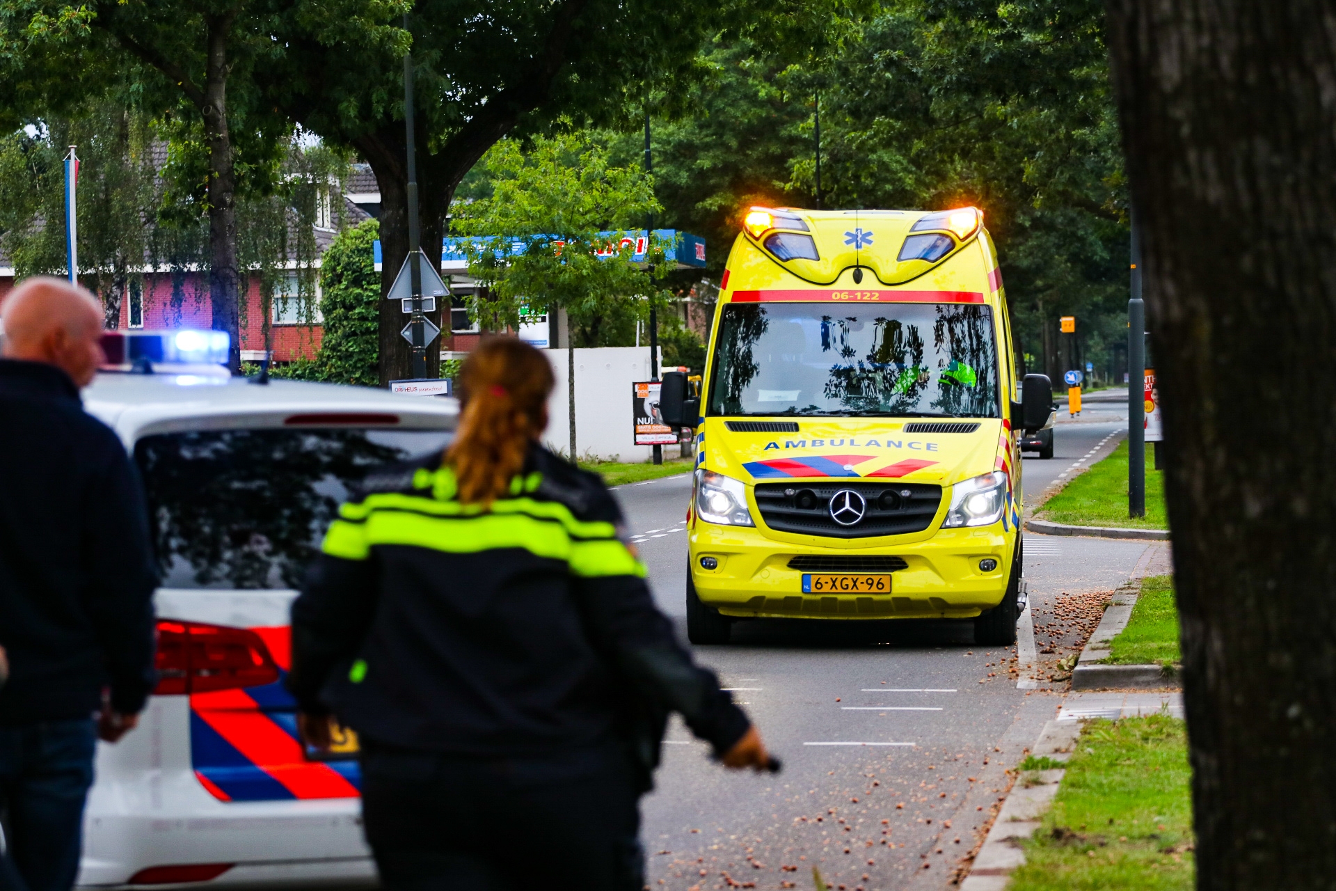Oudere man komt hard ten val en raakt gewond