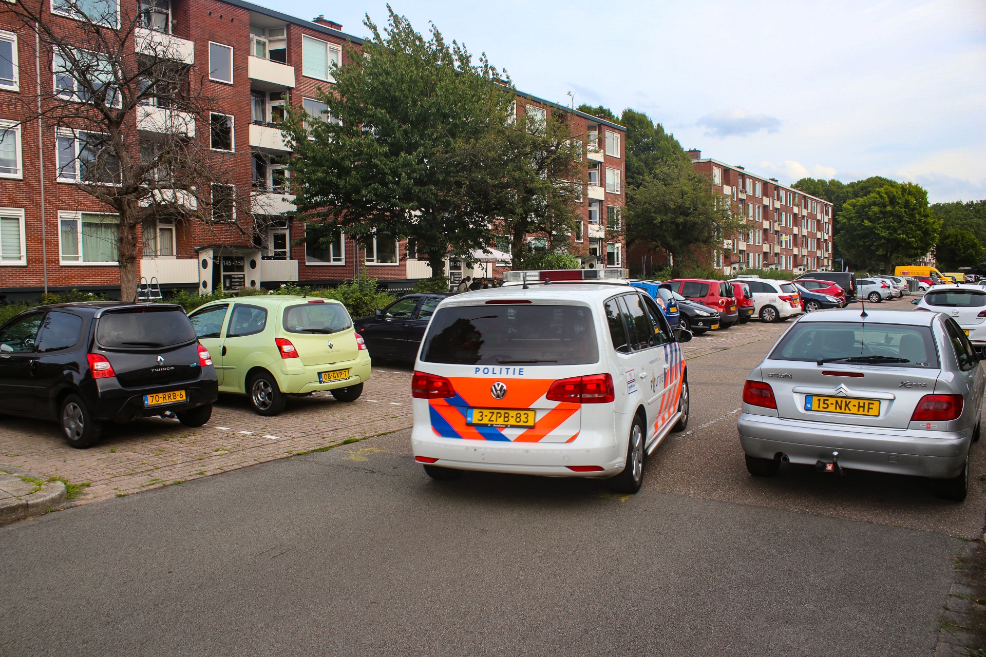 Politie doet onderzoek na aantreffen lichaam in woning Lekstraat