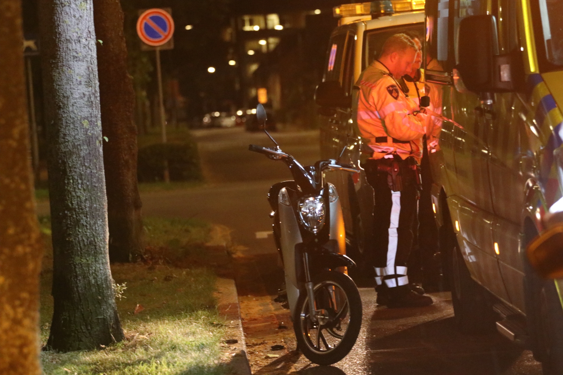 Scooterrijder gewond aangetroffen op straat in Apeldoorn