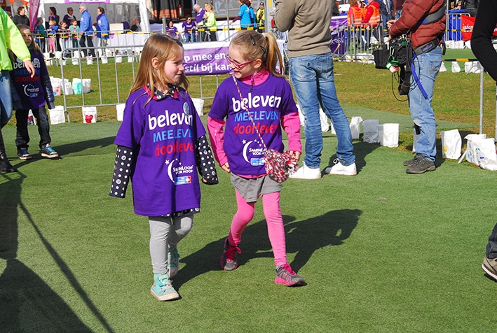 Kinderen lopen samen voor hoop