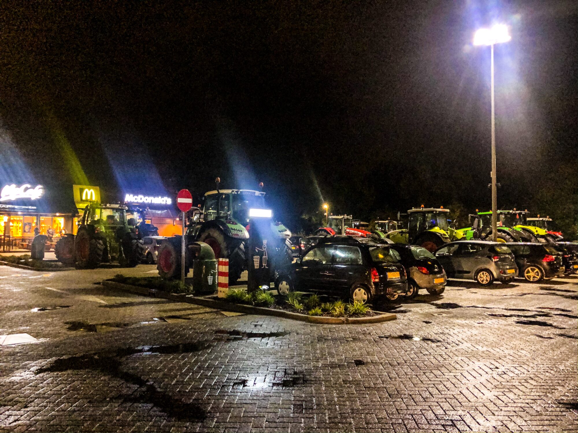 Hongerige boeren op hamburgerjacht bij Mac Donalds in Apeldoorn Zuid