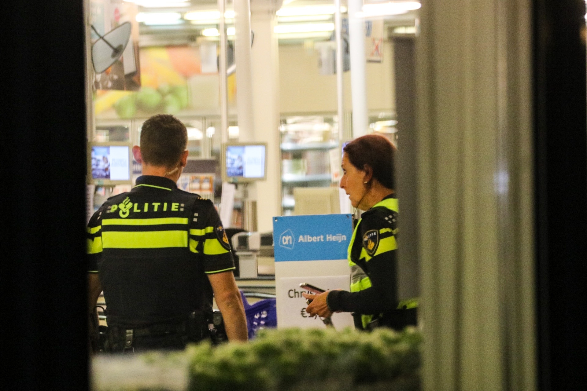 *VIDEO* Overval op Albert Heijn in Apeldoorn; politie start onderzoek