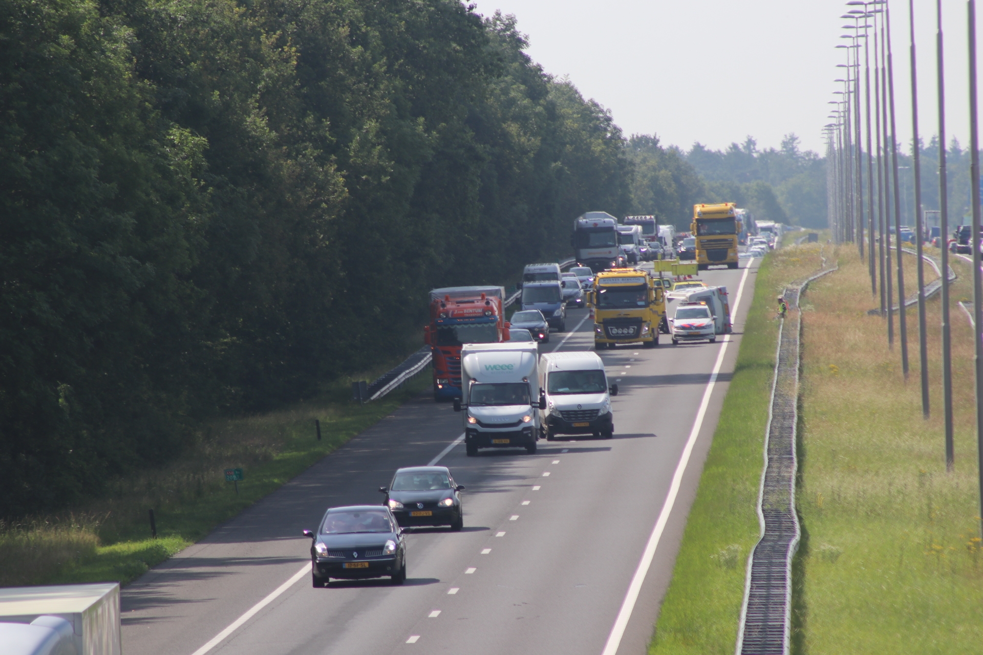 Caravan geschaard op de A50 bij Apeldoorn Noord