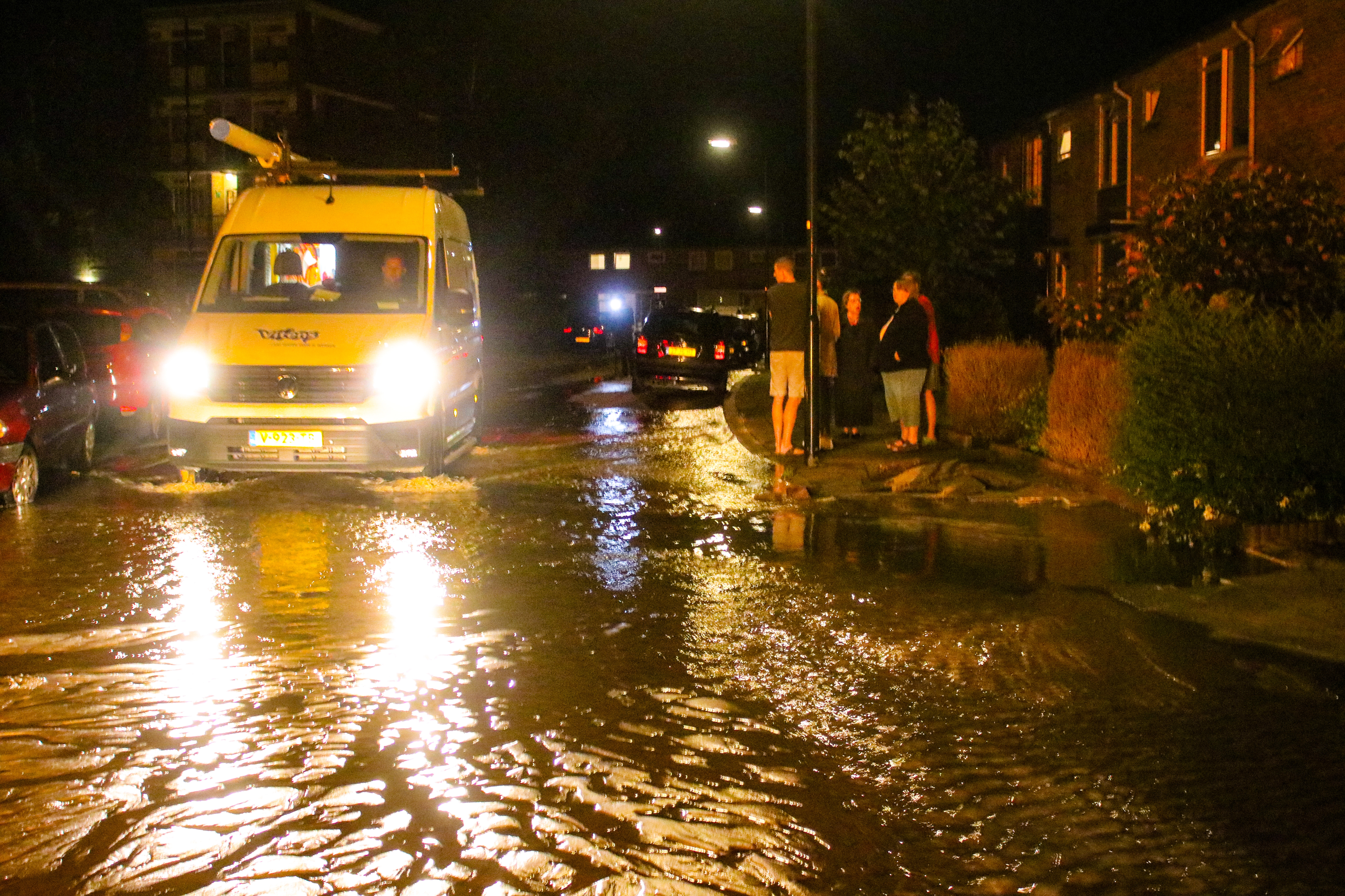 Waterleiding gesprongen; Straat staat onder water