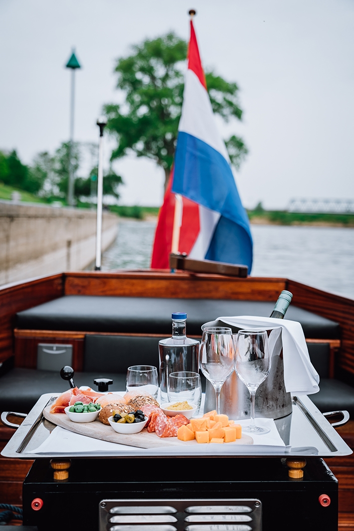 Met de sloep zo het water op