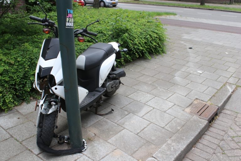 Scooter en fietser komen in botsing op de Reigersweg in Apeldoorn