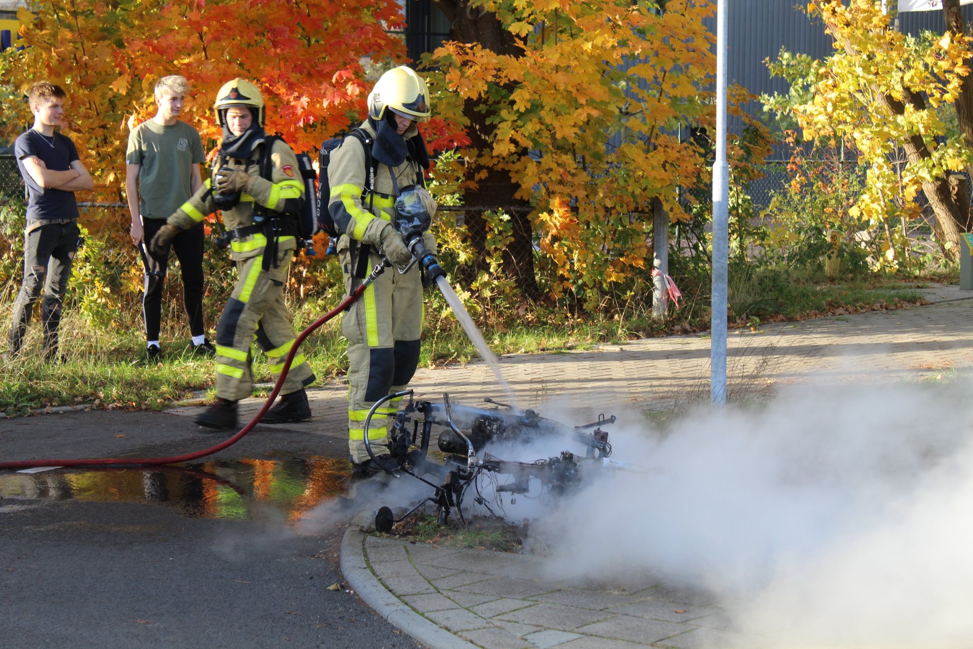 Scooter vliegt in brand tijdens het rijden
