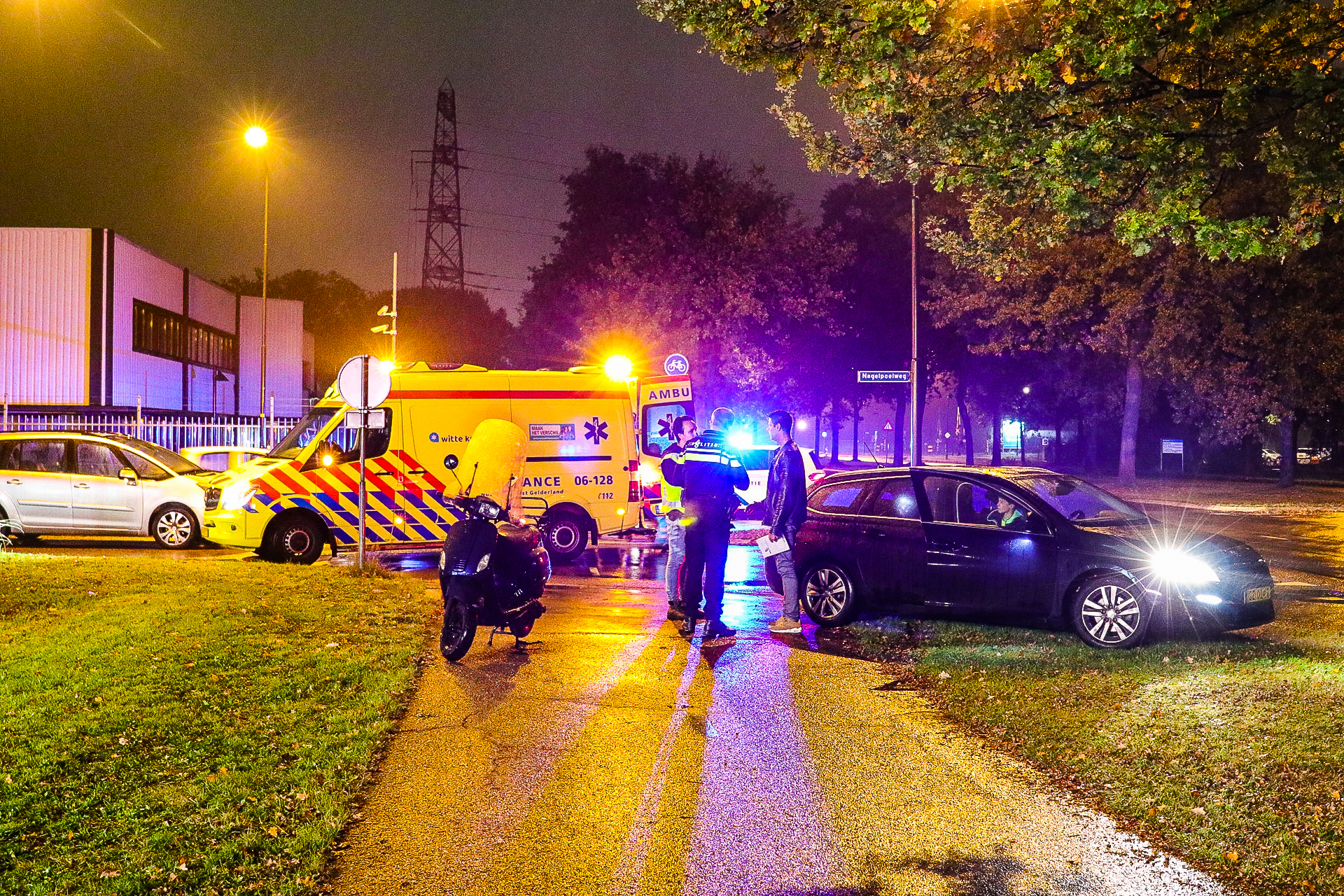 Scooterrijder raakt lichtgewond bij botsing met auto op de Kayersdijk