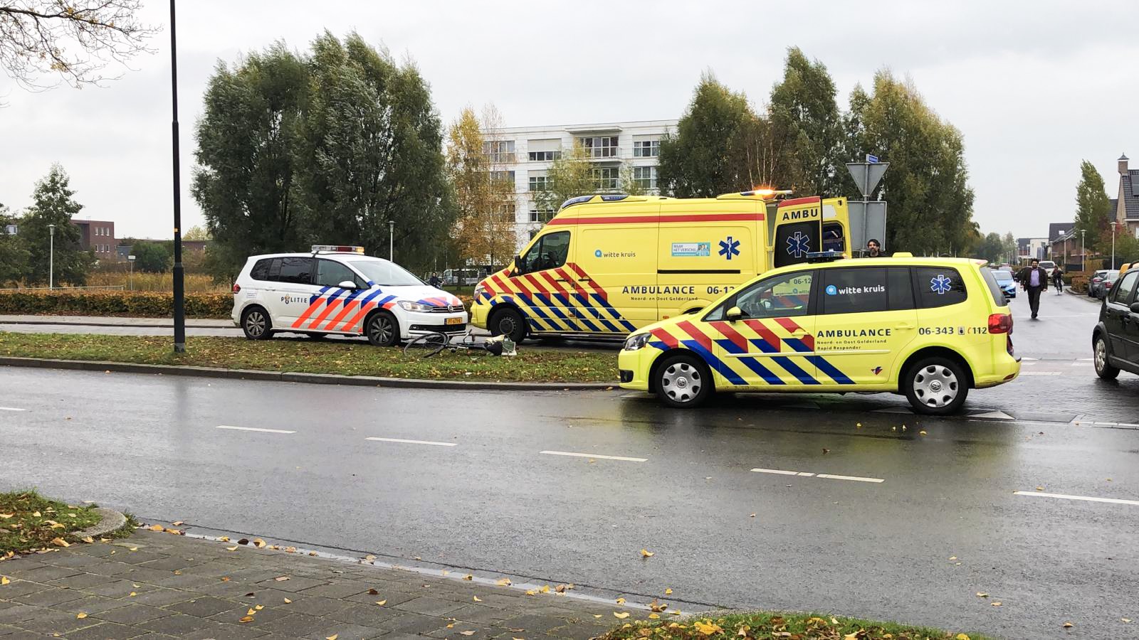 Fietser gewond na botsing met auto op de Ankelaarseweg in Apeldoorn.