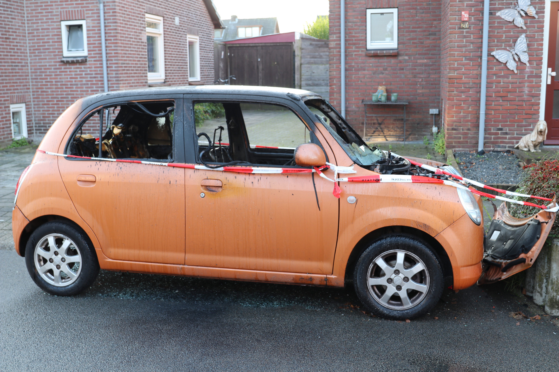 Politie zoekt getuigen van autobrand Ganzenweg Apeldoorn