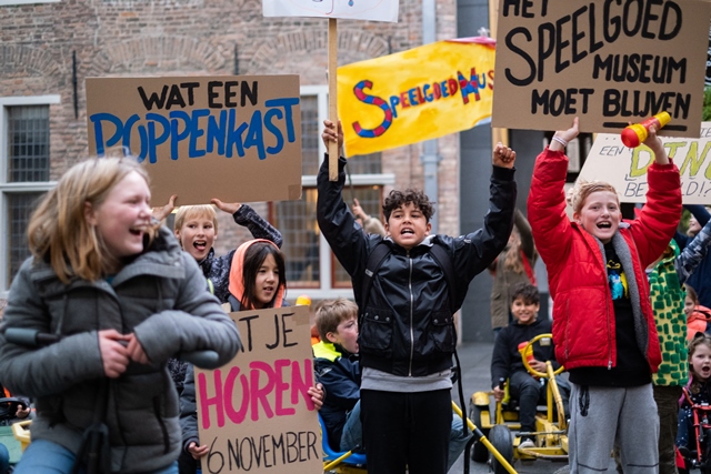 Kinderen op speelgoedtrekkers protesteren voor behoud Speelgoedmuseum Deventer