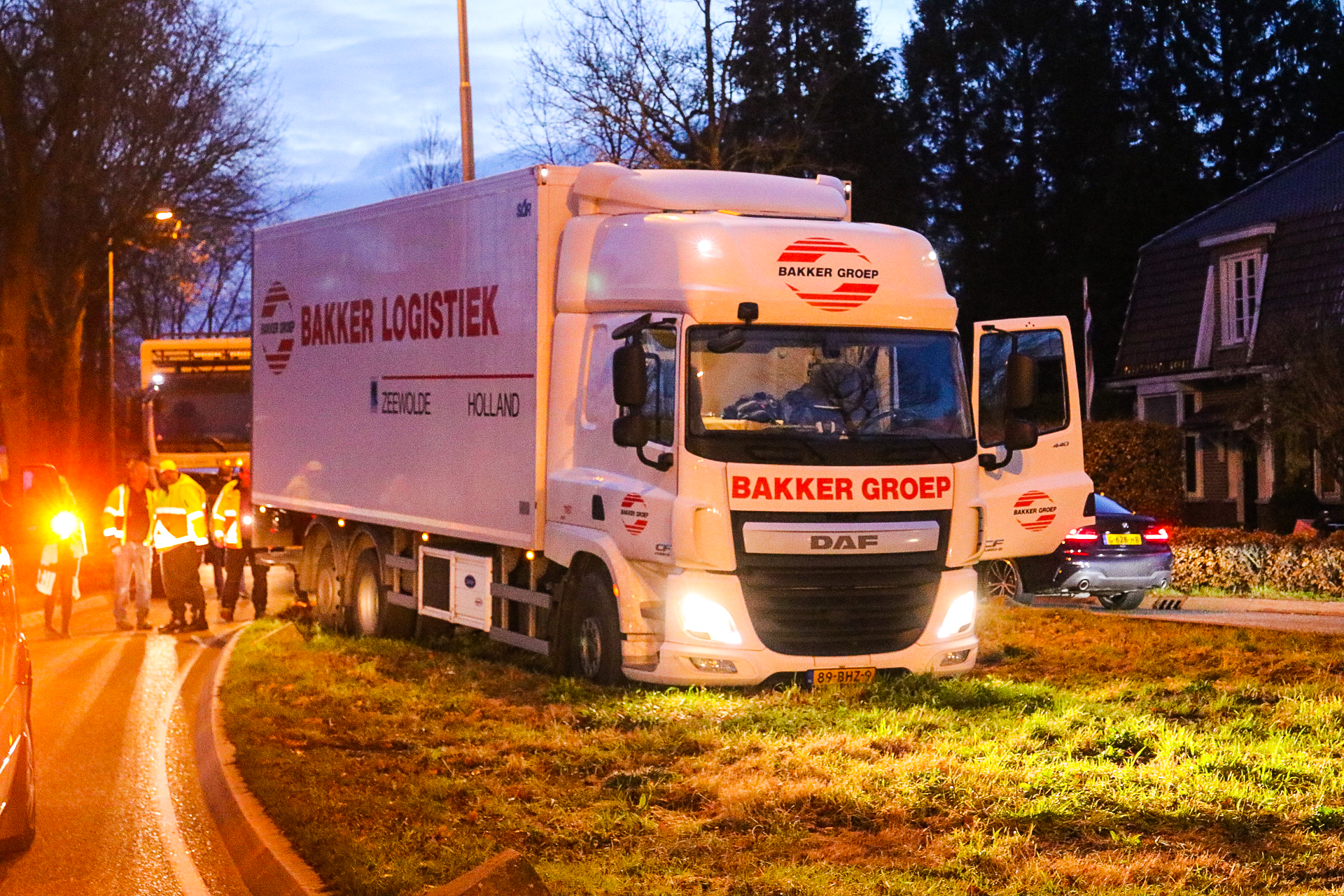 Vrachtwagen raakt van de weg in Beekbergen