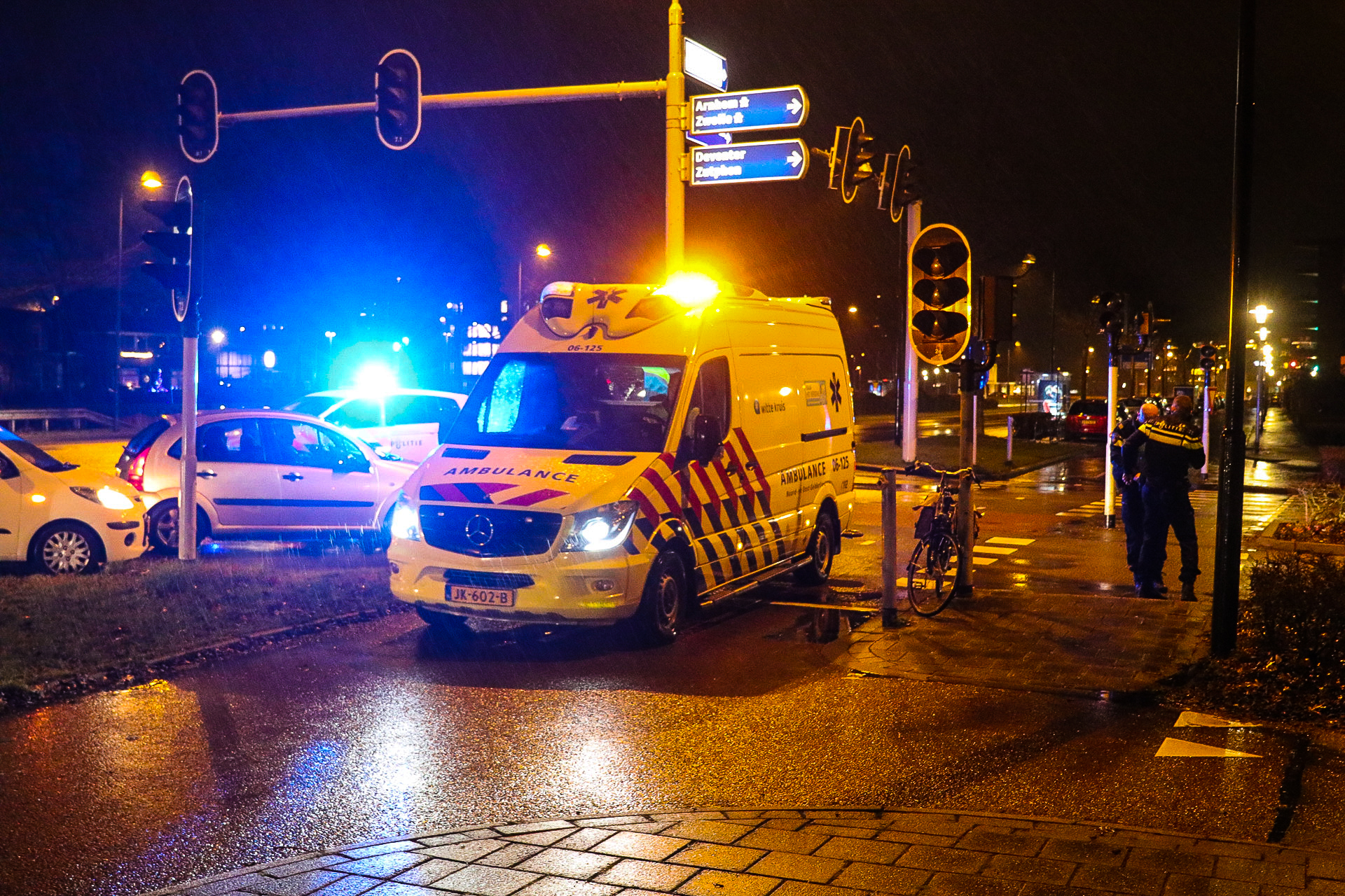 Fietser gewond achter gelaten na botsing in Apeldoorn; Politie zoekt doorrijder