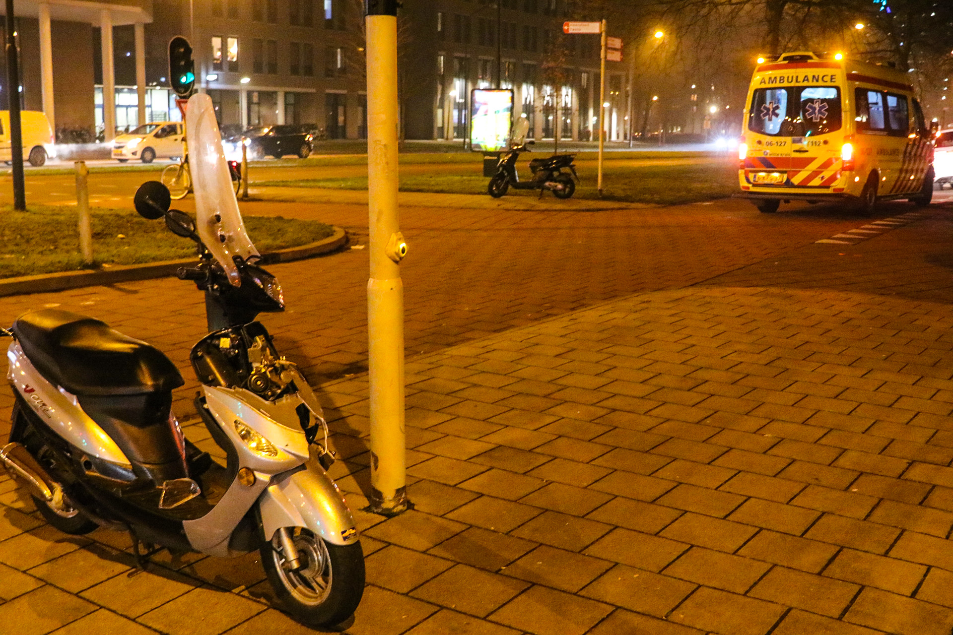 Automobilist laat gewonde scooterrijdster achter na botsing; Politie zoekt bestuurder