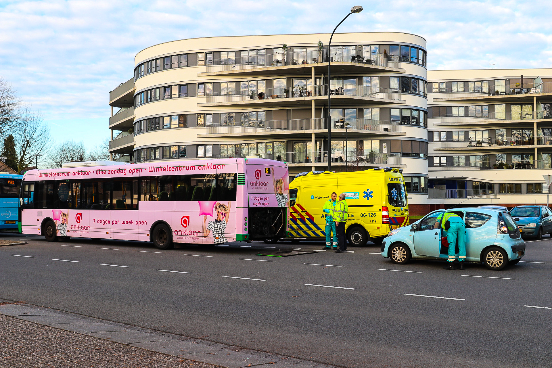 Bus botst op auto in Apeldoorn; Geen gewonden