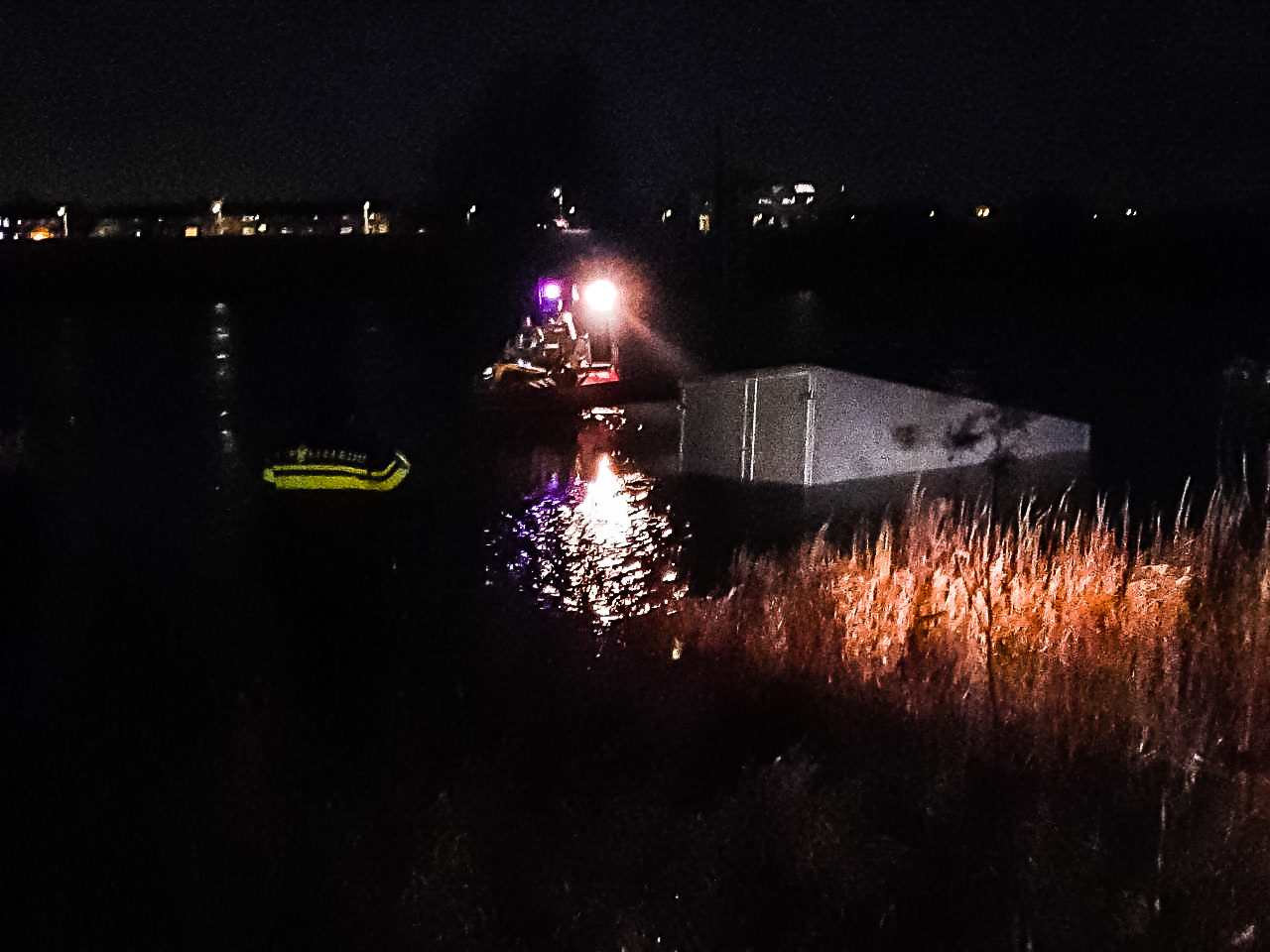 Busje beland in IJssel bij Zutphen; hulpdiensten rukken groots uit