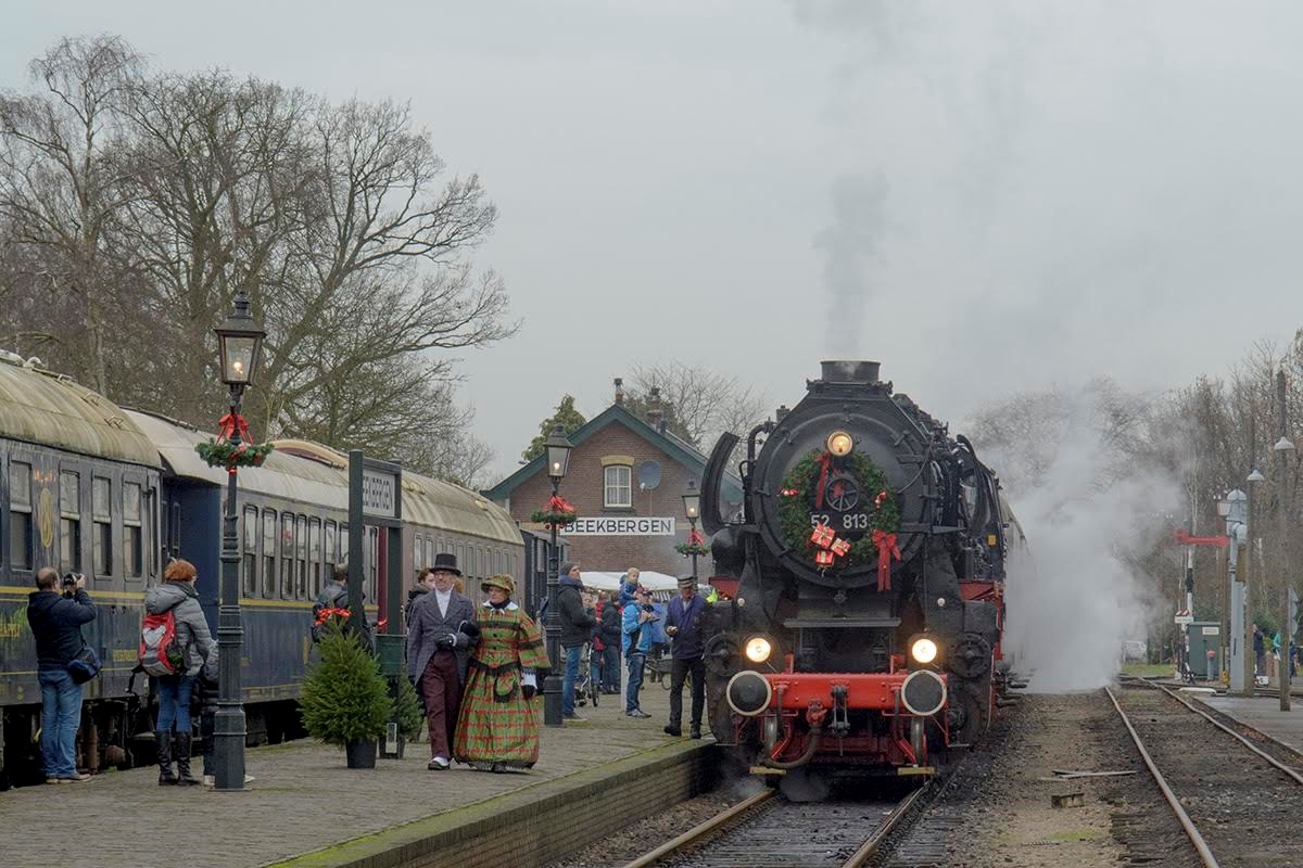 Stoomtrein rijdt tussen twee kerstmarkten