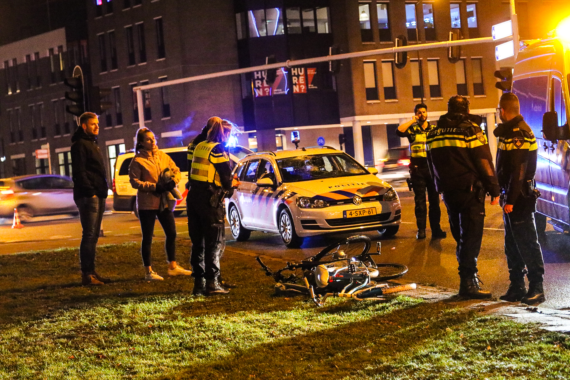 Kind en volwassene aangereden door politieauto in Apeldoorn