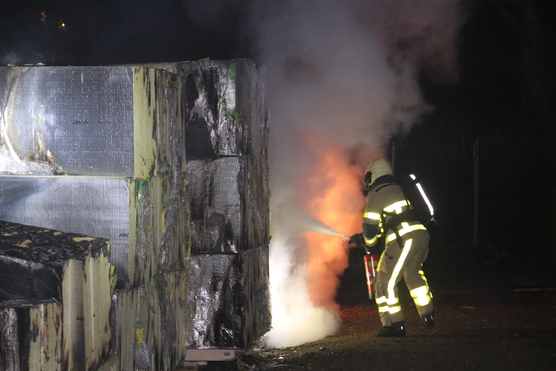 Brandweer blust stapel met isolatiemateriaal