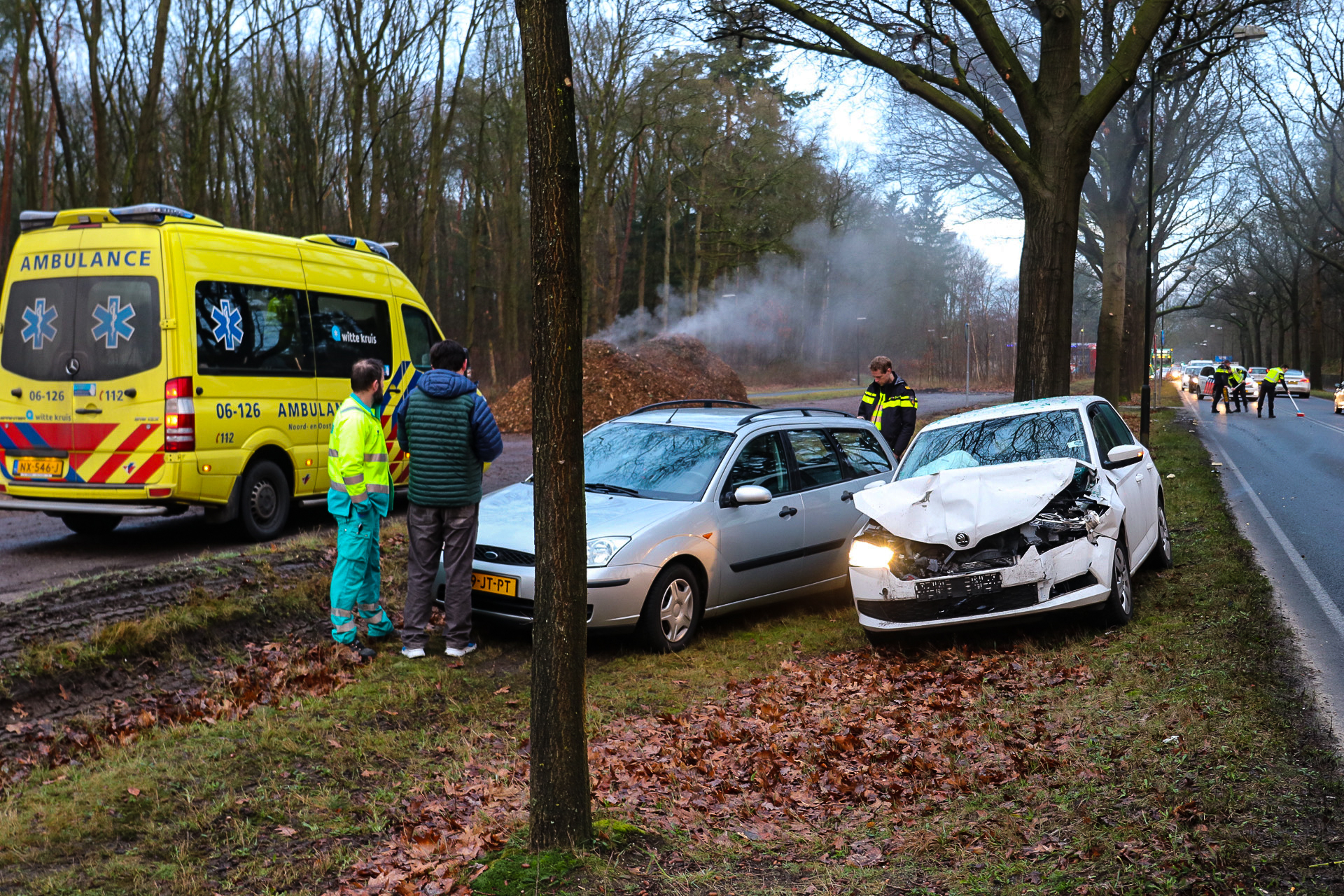 Veel schade bij ongeval op Arnhemseweg in Apeldoorn