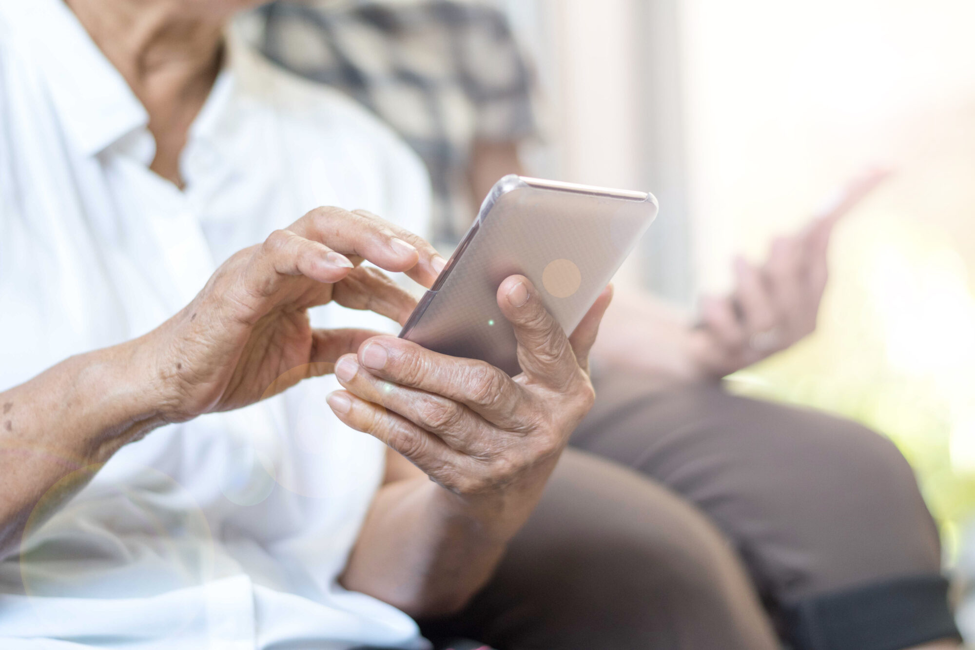 ANBO ‘wapent’ ouderen tegen WhatsApp-fraude