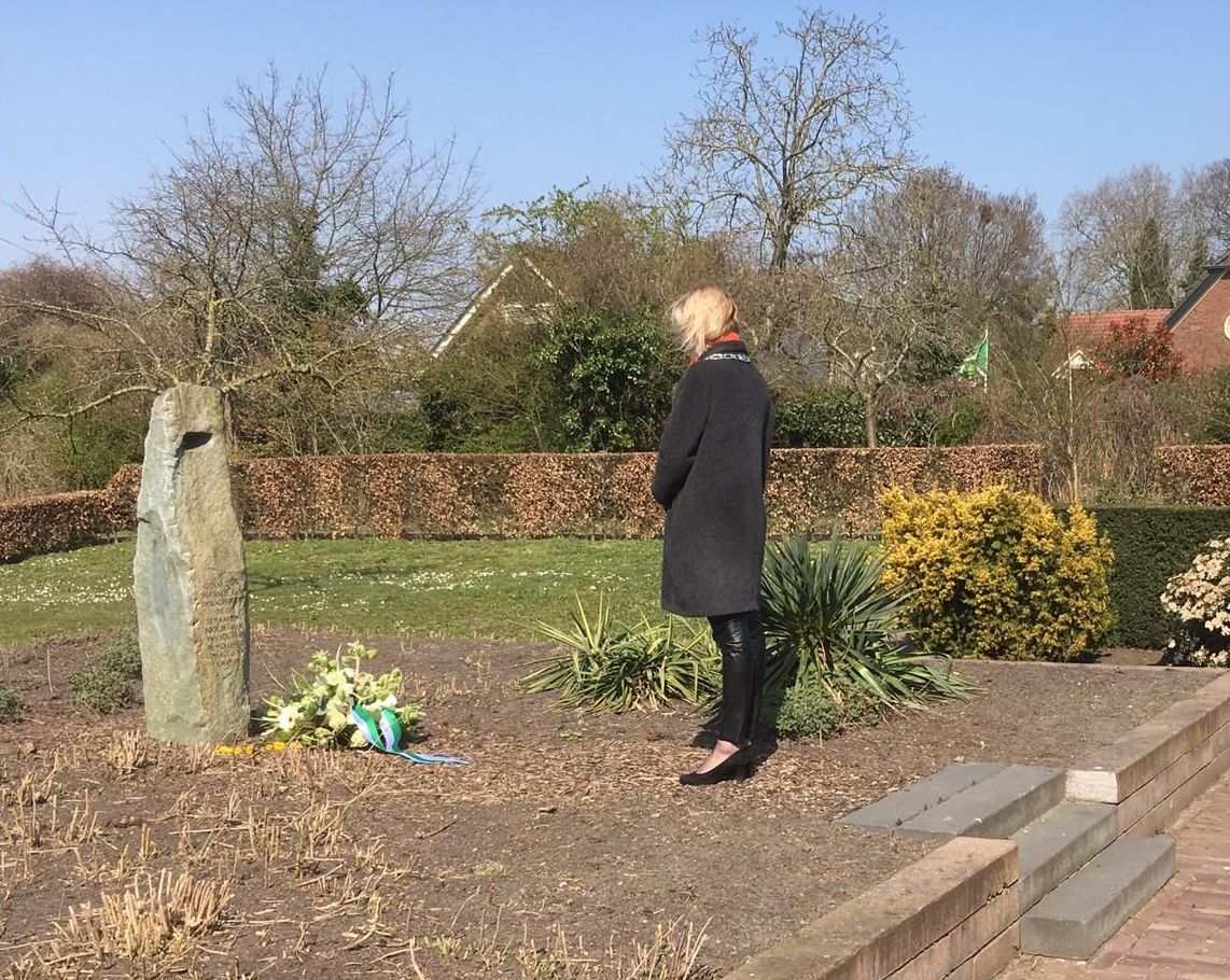 Burgemeester legt bloemen bij monument Warnsveld
