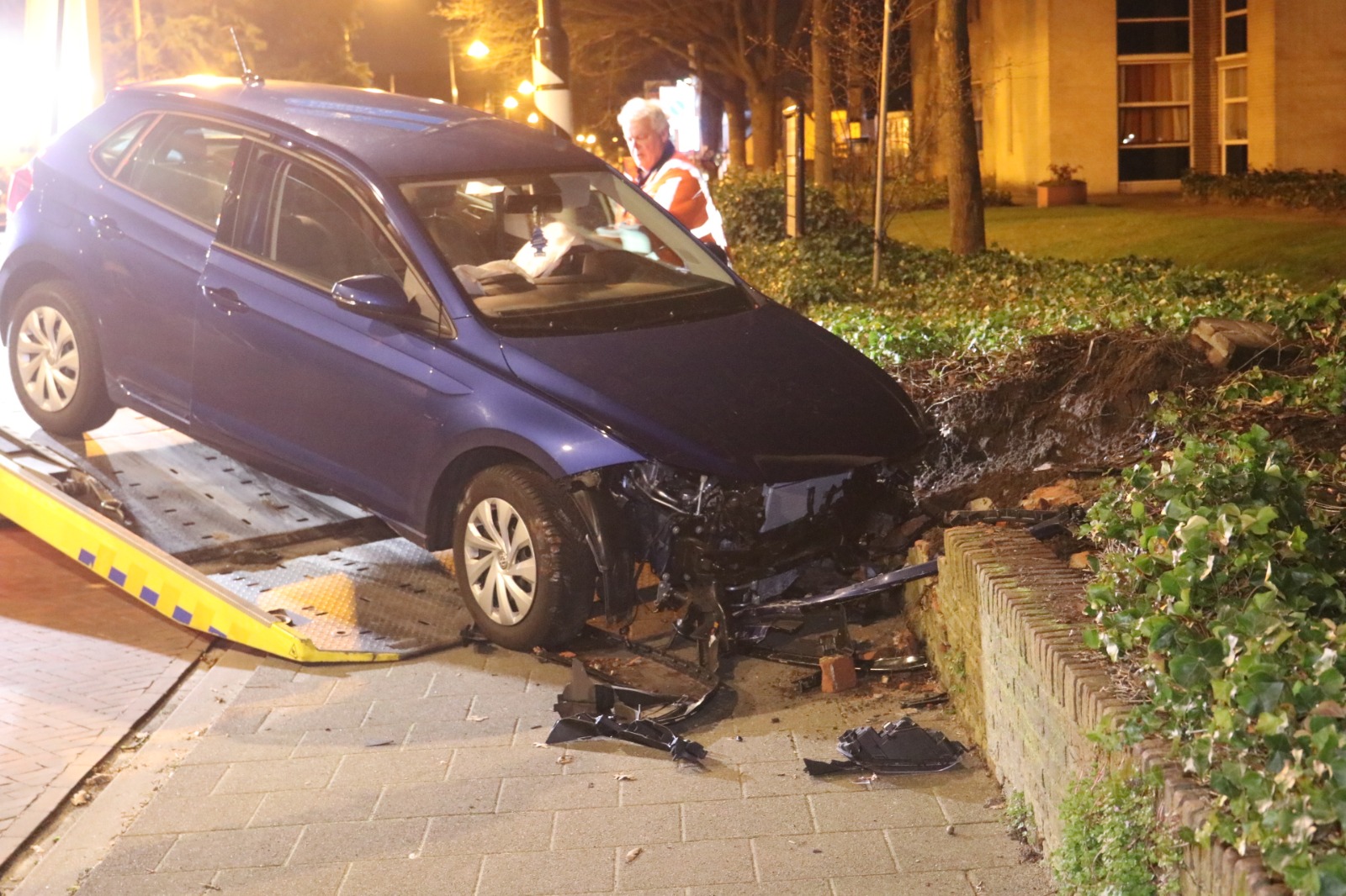 Auto komt bij eenzijdig ongeval in tuin van hospice terecht.