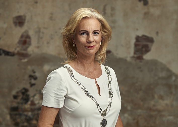 ‘Houd afstand, blijf thuis!’