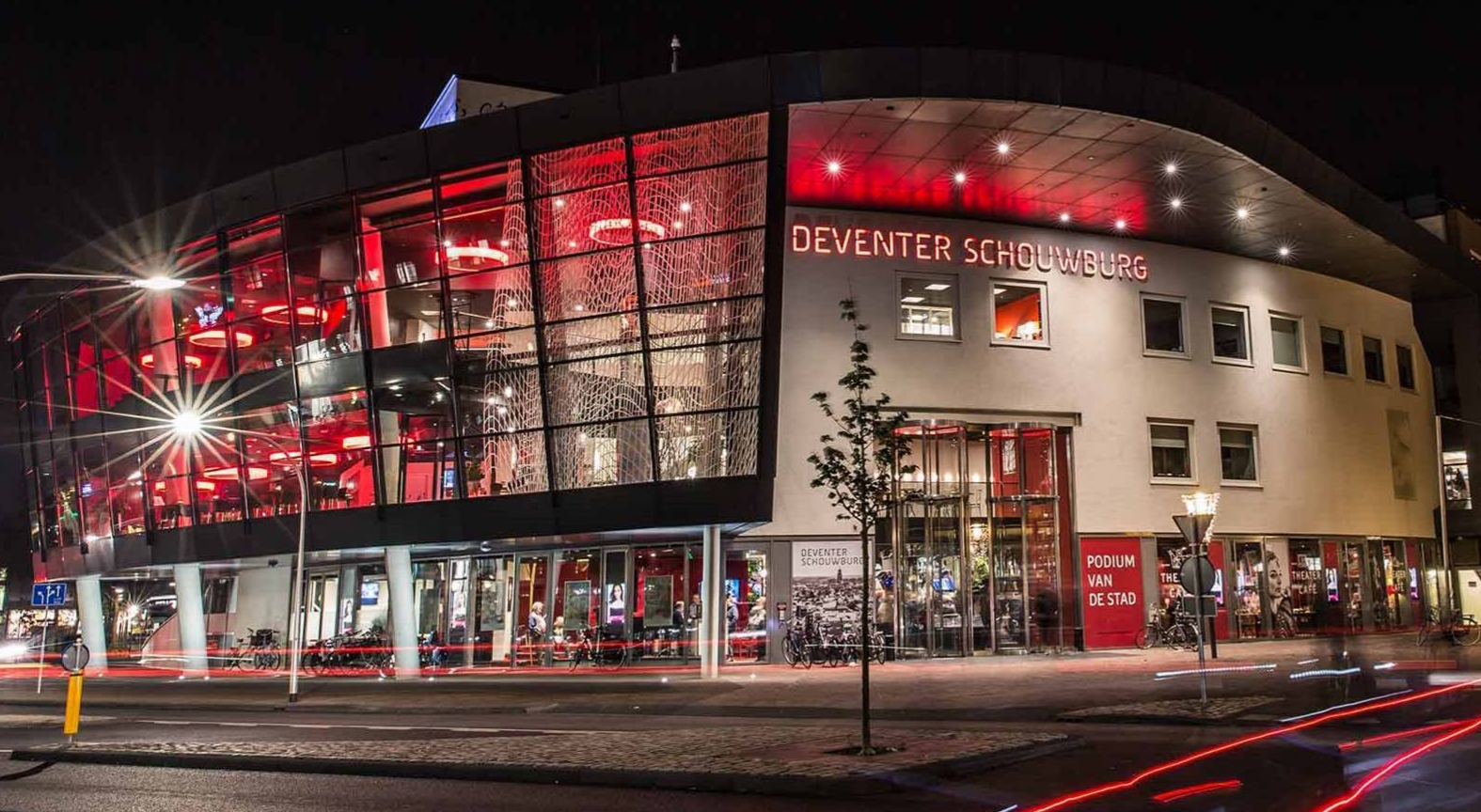 Thuis naar het theater