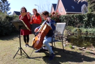 Drie jongeren geven mini-concert voor ouderen