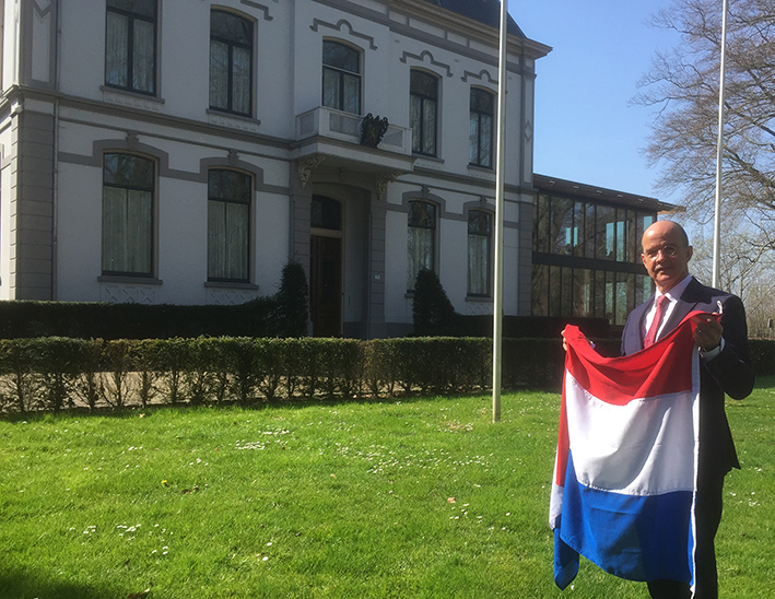Burgemeester hangt de vlag uit