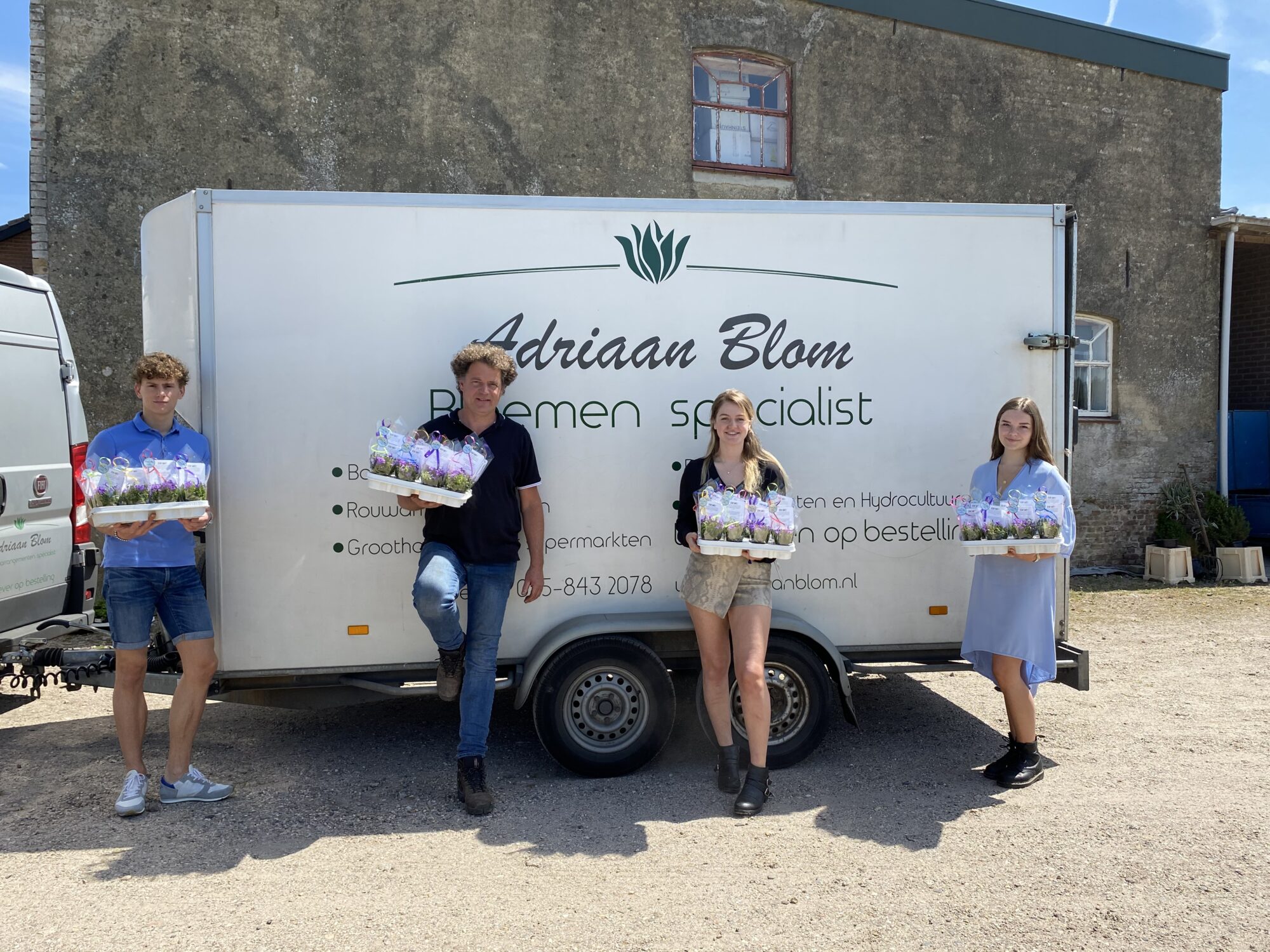 Bloemenweldoener zorgt voor fleurig extraatje kwetsbare inwoners
