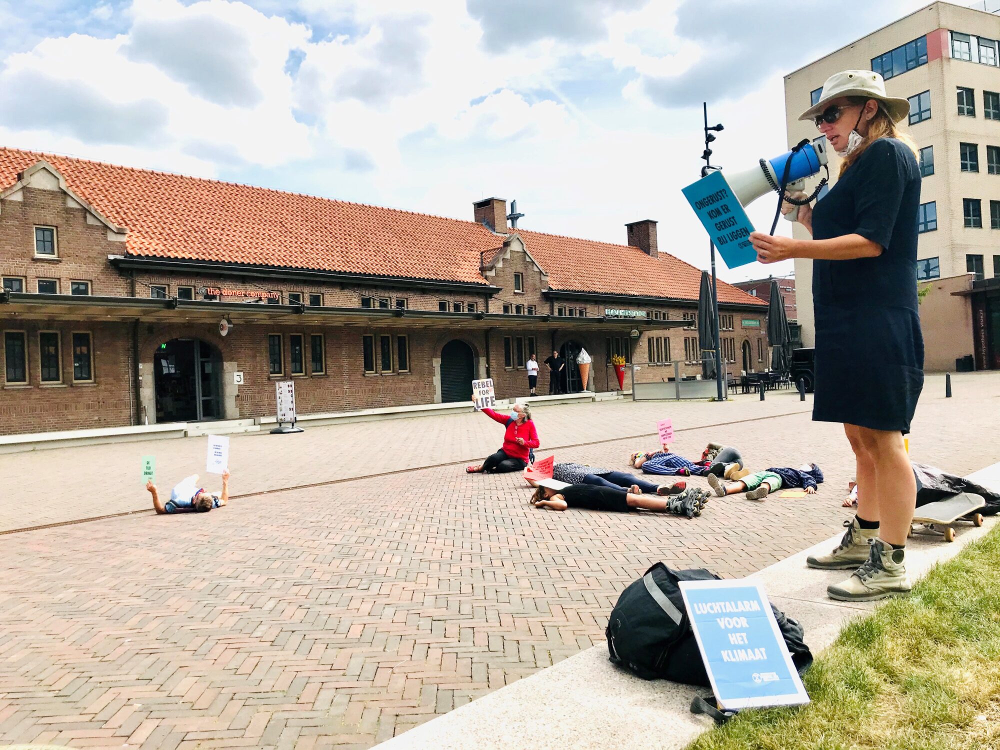 Klimaatactie ‘die-in’ voor station Deventer